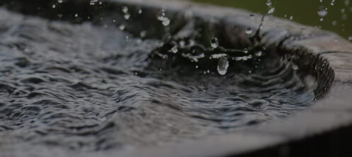 Water splashing in a barrel container